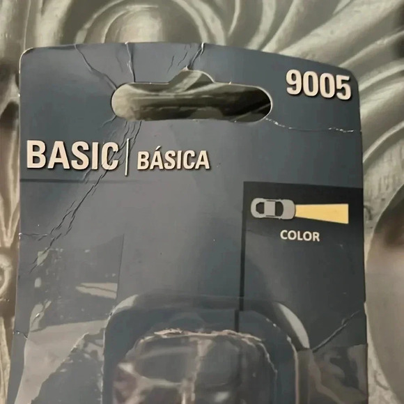 Sylvania 9005 basic halogen lamp bulb - Picture 3 of 6